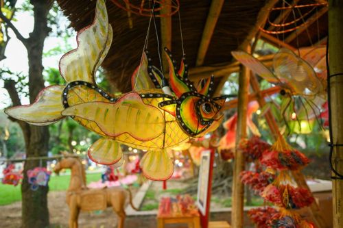 Điểm nhấn của chương trình là sự hội tụ của nhiều nghệ nhân đến từ các làng nghề thủ công truyền thống trên cả nước. Từ đèn lồng tre, đèn lụa, đèn giấy dó đến các sản phẩm kết hợp mây tre đan, mỗi tác phẩm đều mang dấu ấn riêng về kỹ thuật chế tác và bản sắc vùng miền.