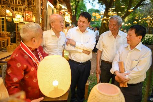 Các đại biểu tham quan tại chương trình.