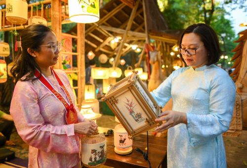 "Vườn ánh sáng" là hoạt động điểm nhấn trong chuỗi sự kiện kỷ niệm 950 năm thành lập Quốc Tử Giám (1076-2026), trường đại học đầu tiên của Việt Nam.
