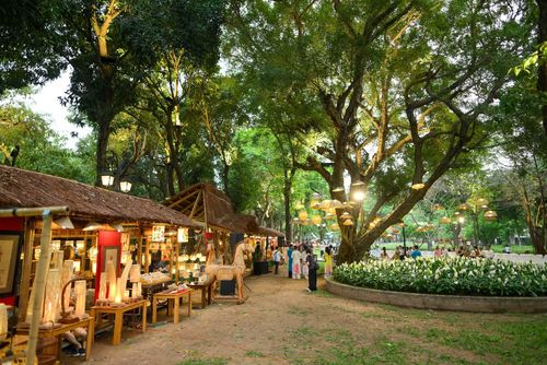 Không gian Vườn Giám được trang trí hàng trăm chiếc đèn lồng