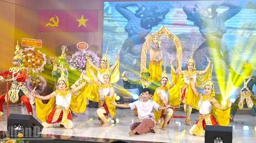 Tiết mục văn nghệ tổng kết hoạt động Tết quân-dân mừng Chôl Chnăm Thmây năm 2026 tại xã Hòn Đất.