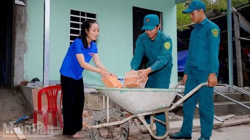 Cán bộ, chiến sĩ lực lượng vũ trang xã Hòn Đất hỗ trợ người dân xây dựng nhà dịp Tết quân-dân mừng Chôl Chnăm Thmây năm 2026.