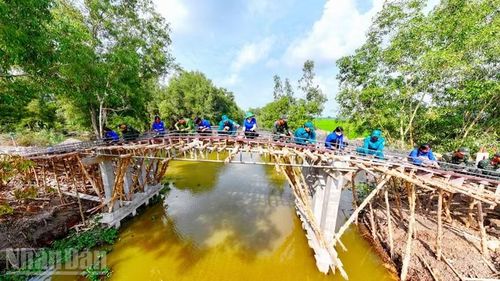 Cán bộ, chiến sĩ lực lượng vũ trang xã Hòn Đất hỗ trợ người dân xây dựng cầu dịp Tết quân-dân mừng Chôl Chnăm Thmây năm 2026.