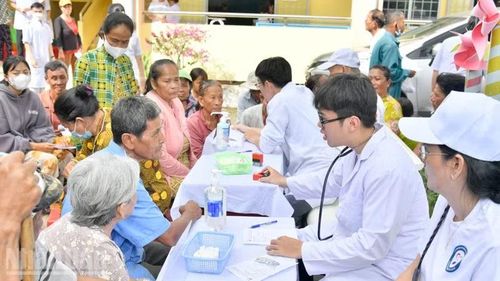 Hội Chữ thập đỏ phối hợp với y, bác sĩ tại Thành phố Hồ Chí Minh khám, bệnh phát thuốc miễn phí cho người dân trong chuỗi hoạt động Tết quân-dân mừng Chôl Chnăm Thmây năm 2026.