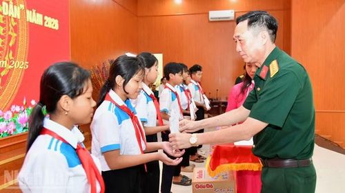 Đại tá Cao Minh Tâm, Phó Chính ủy Bộ Chỉ huy Quân sự tỉnh An Giang, Phó trưởng Ban tổ chức các hoạt động Tết quân-dân năm 2026 trao học bổng cho học sinh nghèo vượt khó.