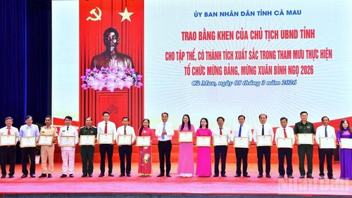 Đại diện lãnh đạo Phòng Tham mưu Công an tỉnh Cà Mau (thứ tư từ trái sang) nhận Bằng khen của Chủ tịch Ủy ban nhân dân tỉnh có thành tích xuất sắc trong tham mưu thực hiện tổ chức các hoạt động mừng Đảng, mừng Xuân Bính Ngọ năm 2026.