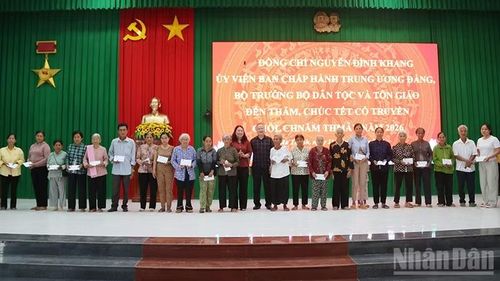 Hộ nghèo người dân tộc Khmer các xã Châu Thành, Hưng Mỹ, nhận quà Tết Chôl Chnăm Thmây.