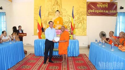 Đại diện Hội Đoàn kết sư sãi yêu nước tỉnh Vĩnh Long nhận quà Tết cổ truyền Chôl Chnăm Thmây.