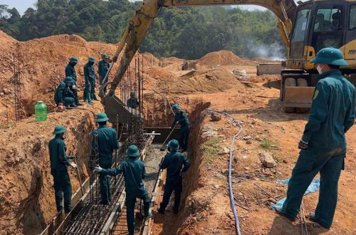 CBCS Bộ CHQS TP Đà Nẵng ra quân tham gia xây dựng trường học ở các xã biên giới.