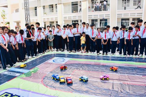 Các em học sinh trải nghiệm robotics