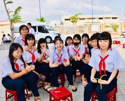 Các em học sinh trải nghiệm với kẽm nhung