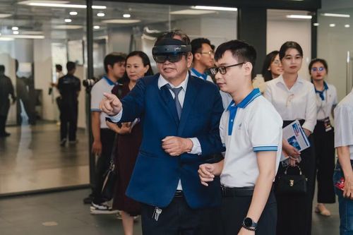 Mọi người trải nghiệm công nghệ tiên tiến.