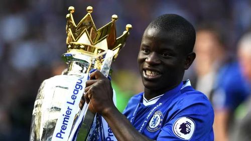 N’Golo Kante: Vô địch Ngoại hạng Anh cùng Leicester City ở mùa 2015-2016, trước khi đăng quang thêm một lần nữa trong màu áo Chelsea ở mùa 2016-2017.