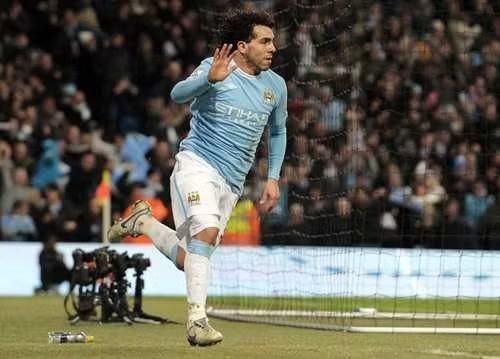 Carlos Tevez: Vô địch Ngoại hạng Anh cùng Man Utd vào các năm 2008 và 2009, trước khi đăng quang thêm một lần nữa trong màu áo Man City vào năm 2012.