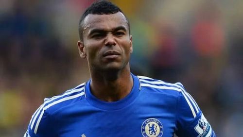Ashley Cole: Vô địch Ngoại hạng Anh 2 lần cùng Arsenal vào các năm 2002 và 2004, trước khi đăng quang thêm một lần nữa trong màu áo Chelsea vào năm 2010.