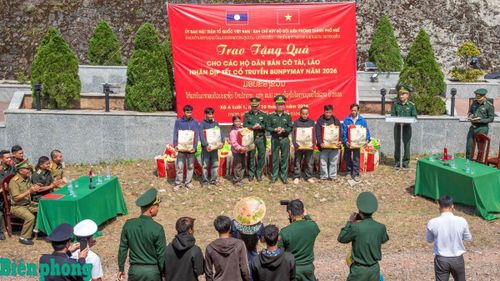 Có khu vực địa bàn đi lại khó khăn, nên điểm trao quà được tổ chức ngay tại cột mốc biên giới. Ảnh: Lê Văn Chương