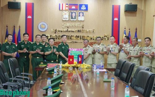 Ban Chỉ huy Bộ đội Biên phòng tỉnh Lâm Đồng chúc Tết, tặng quà Ty Công an tỉnh Mondulkiri. Ảnh: Văn Hoàn
