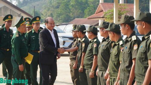 Đoàn công tác do đồng chí Nguyễn Văn Mạnh, Phó Chủ tịch Ủy ban Nhân dân thành phố Huế dẫn đầu đến thăm, chúc Tết lực lượng bảo vệ biên giới Lào. Ảnh: CTV