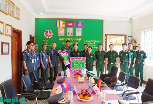 Ban Chỉ huy Bộ đội Biên phòng tỉnh Lâm Đồng chúc Tết, tặng quà Bộ Chỉ huy Hiến binh tỉnh Mondulkiri. Ảnh: Văn Hoàn