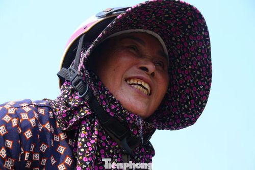 Hàng ngày, bà Chu Phượng (60 tuổi, trú xã Hưng Nguyên) vẫn đều đặn mang rau ra chợ bán. Ngồi bán ngoài trời, nắng dội thẳng xuống khiến bà nhiều lúc cảm thấy khó thở. Dù vậy, người phụ nữ vẫn nở nụ cười tươi khi có khách ghé mua hàng. “Tôi quen rồi, không đi bán thì cũng không có thu nhập. Nắng nóng thì chịu khó che chắn, uống nhiều nước cho đỡ mệt”, bà Phượng nói.