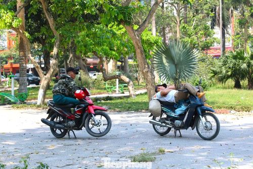 Đợt nắng nóng đầu mùa khiến những lao động làm việc ngoài trời trở thành nhóm chịu ảnh hưởng rõ rệt nhất. Sau nhiều giờ làm việc, không ít người phải tìm đến các công viên hoặc nơi có bóng cây để ngồi nghỉ, lấy lại sức trước khi tiếp tục công việc mưu sinh.