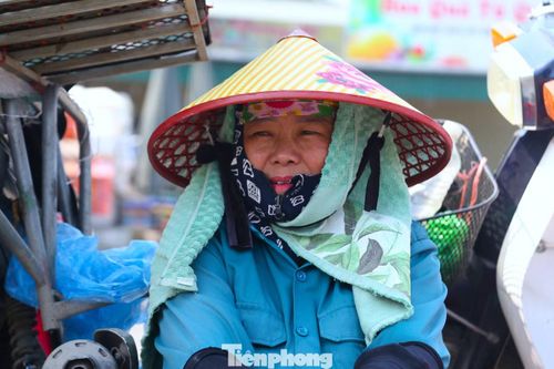 Người phụ nữ quấn thêm khăn lên đầu để che nắng.