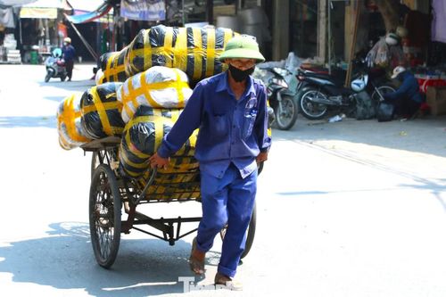 Tấm áo ướt sũng sau vài giờ làm việc ngoài trời nắng.