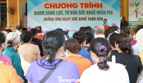 Ngày 11/4, Bệnh viện Phổi Nghệ An cho biết, đơn vị này vừa phối hợp với Bệnh viện Đa khoa Khu vực Tây Bắc, Trung tâm Y tế Nghĩa Đàn tổ chức thăm khám, tư vấn sức khỏe miễn phí cho hàng trăm người dân ở xã Nghĩa Đàn (Nghệ An). Đây là một trong những hoạt động thiết thực nhằm thực hiện hóa công văn của Sở Y tế Nghệ An về việc tăng cường khám sàng lọc, định kỳ cho người dân trên địa bàn.
