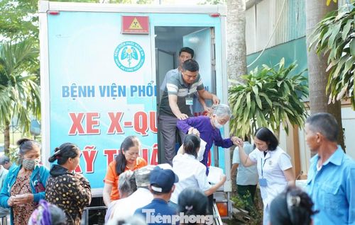 Xe chụp X-quang lưu động hiện đại được Bệnh viện Phổi Nghệ An đưa đi để khám miễn phí cho người dân.