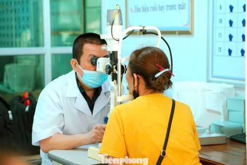 Ngoài phổi, người dân còn được thăm khám kỹ càng các bệnh về mắt, tăng huyết áp ở người lớn tuổi.