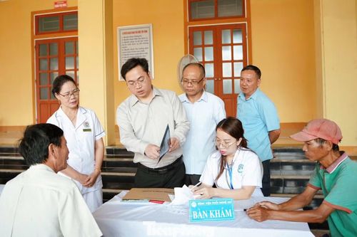 Đồng thời, người dân được tư vấn sức khỏe, hướng dẫn theo dõi và điều trị kịp thời khi phát hiện dấu hiệu bất thường. Trong ảnh, Bác sĩ CKII Nguyễn Thanh Hải - Giám đốc Bệnh viện Phổi Nghệ An trực tiếp xem phim chụp X-Quang để thăm khám, tư vấn cho người dân.
