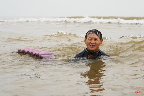 Hoạt động tắm biển thường kéo dài hơn một giờ đồng hồ. Nhiều người lựa chọn ngâm mình, vận động nhẹ dưới nước thay vì bơi xa để đảm bảo an toàn.