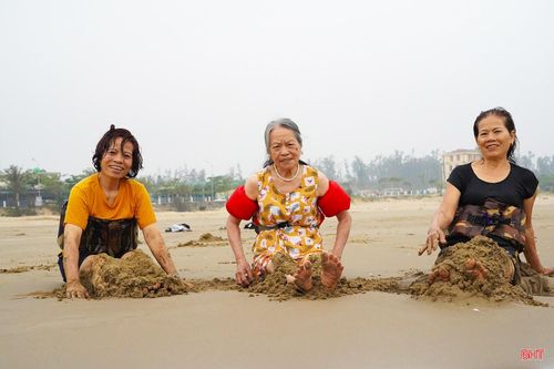  Không chỉ người dân địa phương, một số du khách khi đến Hà Tĩnh cũng tham gia trải nghiệm tắm biển sáng sớm. Bà Phan Hiền (người bên trái) chia sẻ: “Tôi từ Hà Nội đến đây và thấy người dân tắm biển buổi sáng rất đông. Bãi biển đẹp, nước trong. Khi tắm buổi sáng, cảm giác thoải mái, cơ thể nhẹ nhàng hơn". 