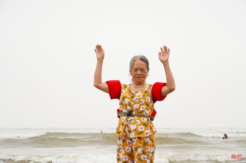  Bà Phan Thị Hòa (80 tuổi, quê xã Hương Sơn) chia sẻ: “Những ngày thời tiết nắng nóng này, cứ khoảng 5h30, con cháu đều chở tôi ra biển để tắm. Biển sạch, nước mát, tắm buổi sáng rất sảng khoái. Thói quen này tôi duy trì nhiều năm nay, giúp cơ thể khỏe khoắn, tinh thần thoải mái hơn.” 