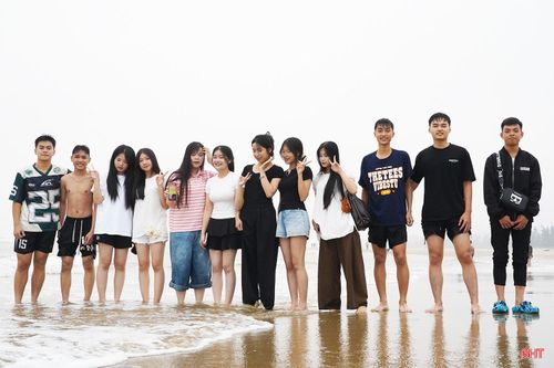 Buổi sáng, biển lặng, nước trong, không khí mát mẻ nên tạo cảm giác dễ chịu. Các nhóm bạn trẻ cũng tranh thủ chụp ảnh, lưu lại khoảnh khắc đẹp trên biển.