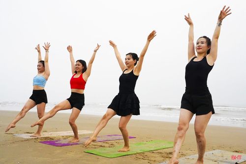 Nhiều người sau khi tắm biển tranh thủ đi bộ, tập thể dục hoặc yoga nhẹ trên bãi biển, vừa rèn luyện sức khỏe, vừa tận hưởng không khí trong lành buổi sáng.