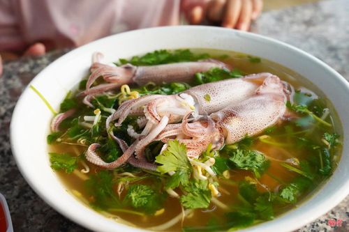 Nhiều người dân sau khi tắm biển tranh thủ thưởng thức hải sản tươi sống, mì tôm mực tại các nhà hàng gần biển, để cảm nhận trọn vẹn không khí buổi sáng sớm nơi vùng biển.