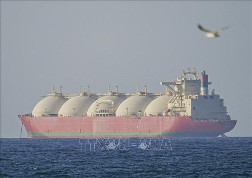 Tàu hàng di chuyển qua eo biển Hormuz sau khi thỏa thuận ngừng bắn 2 tuần giữa Mỹ và Iran có hiệu lực, ngày 8/4/2026. Ảnh: Anadolu Agency/TTXVN