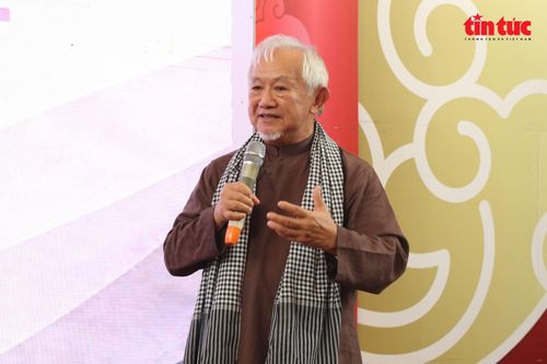 GS Phan Văn Trường nhấn mạnh mối liên hệ giữa con người và sách như một dòng chảy liên tục của tri thức.