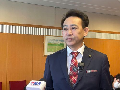 Thị trưởng thành phố Hakodate, ông Jun Oizumi, trả lời phỏng vấn của phóng viên TTXVN.
