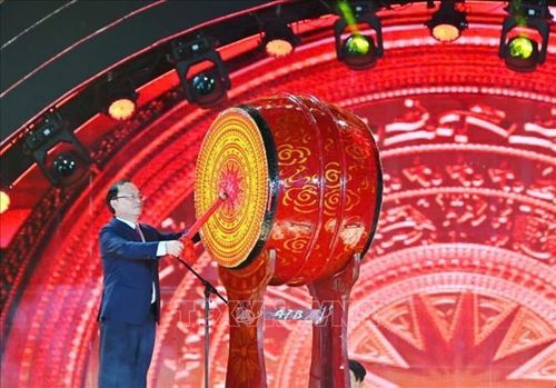 Ủy viên Trung ương Đảng, Tổng Giám đốc Đài Tiếng nói Việt Nam Đỗ Tiến Sỹ đánh trống khai mạc Liên hoan Phát thanh toàn quốc lần thứ XVII. Ảnh: Thanh Vân/TTXVN