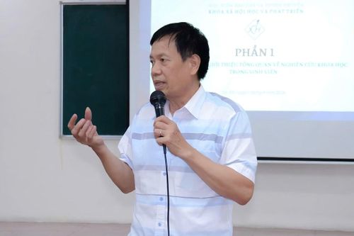 TS. Lưu Hồng Minh cho rằng sinh viên cần chủ động thích ứng trước áp lực chi phí sinh hoạt gia tăng. Ảnh: Tú Trinh/BNEWS/TTXVN