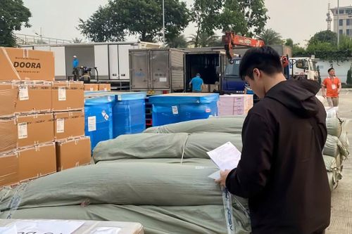 Nguyễn Duy Hưng (sinh viên Trường Đại học Điện lực) làm việc theo ca tại khu vực sân bay Nội Bài để trang trải chi phí cá nhân. Ảnh: Tú Trinh/BNEWS/TTXVN