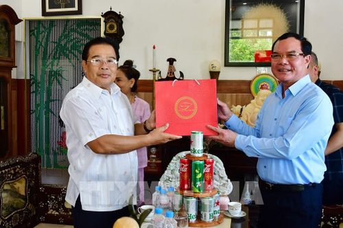 Bộ trưởng Bộ Dân tộc và Tôn giáo Nguyễn Đình Khang tặng quà ông Sơn Minh Thắng, nguyên Ủy viên Trung ương Đảng, nguyên Bí thư Đảng ủy Khối Các cơ quan Trung ương. Ảnh: Thanh Hòa - TTXVN