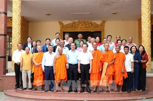 Đoàn công tác chụp hình lưu niệm cùng Hội Đoàn kết sưu sãi yêu nước tỉnh Vĩnh Long. Ảnh: Thanh Hòa - TTXVN