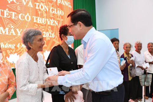 Bộ trưởng Bộ Dân tộc và Tôn giáo Nguyễn Đình Khang tặng quà hộ nghèo ở xã Châu Thành. Ảnh: Thanh Hòa - TTXVN