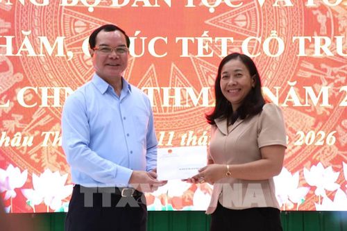 Bộ trưởng Bộ Dân tộc và Tôn giáo Nguyễn Đình Khang tặng quà Trường Phổ thông Dân tộc nội trú Châu Thành. Ảnh: Thanh Hòa - TTXVN