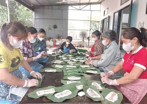 Sản xuất bánh lá răng bừa truyền thống tại cơ sở bánh lá Đông Hà.
