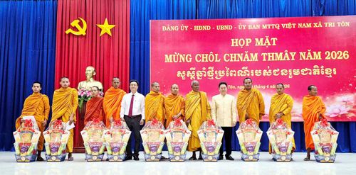 Sở Dân tộc và Tôn giáo và lãnh đạo xã Tri Tôn tặng quà tết cho các vị chức sắc, chức việc, người có uy tín xã Tri Tôn.