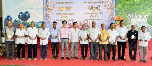 Phó Bí thư Thường trực Đảng ủy xã Ô Lâm Tiêu Đình Hiếu Nhân Trung tặng quà lưu niệm cho cán bộ, công chức, viên chức xã.